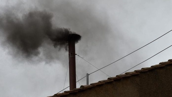 Asap Hitam Muncul, Paus Baru Belum Terpilih