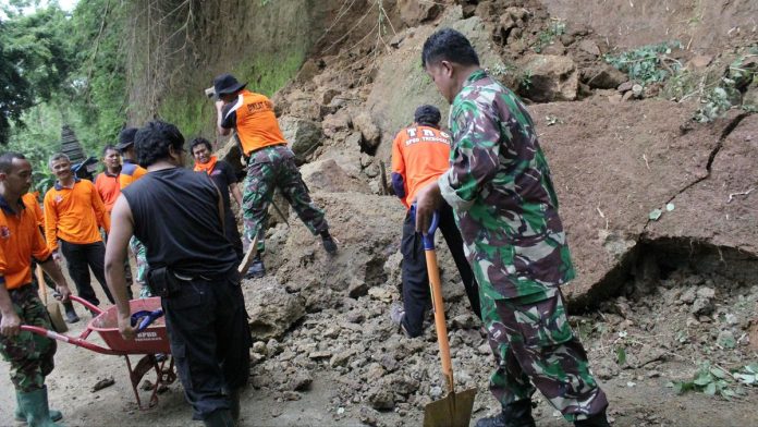 Evakuasi Korban Longsor Trenggalek Terkendala Pergerakan Tanah