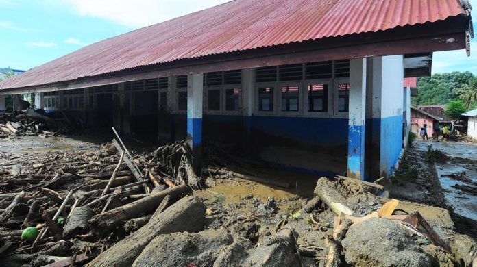 FOTO: Pembersihan Dampak Banjir Bandang yang Terjang Donggala