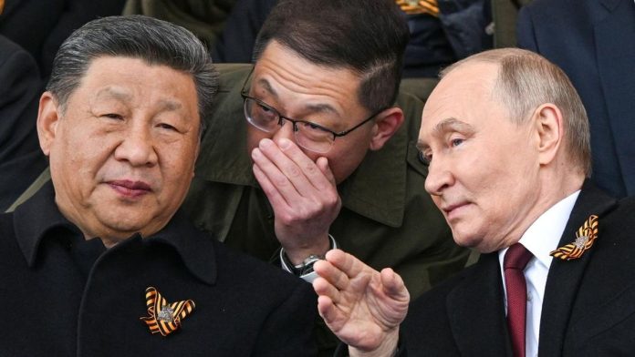 FOTO: Putin Girang Pamer Alutsista ke Xi di Parade Hari Kemenangan