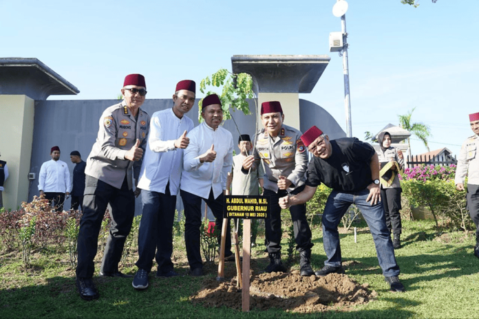 Gubernur Riau, UAS, hingga Rocky Gerung Ajak Warga Tanam Pohon
