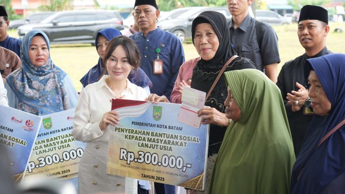 Li Claudia Chandra Serahkan Bantuan Tunai kepada Lansia - BP Batam