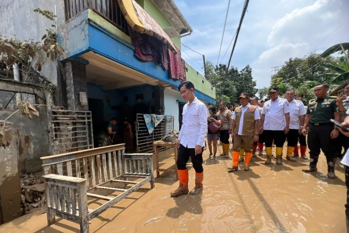 Swasembada Pangan, Gibran Bagikan 10 Traktor dan Mesin Pompa ke Petani