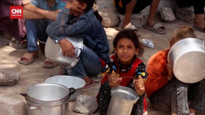 VIDEO: Anak-anak Gaza Menanti Bantuan Makanan Datang