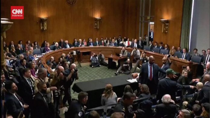 VIDEO: Momen Menteri Trump Panik saat Penyusup Interupsi Sidang Senat