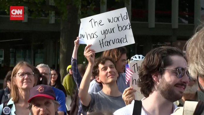 VIDEO: Unjuk Rasa di Harvard Protes Larangan Pelajar Asing Trump
