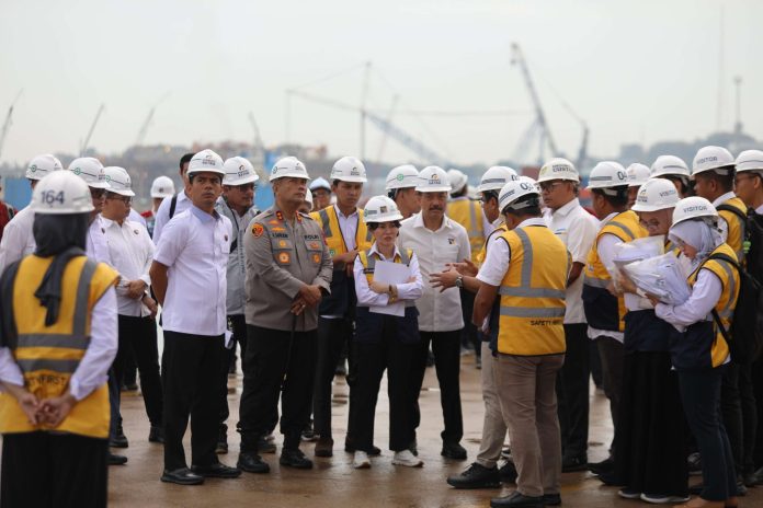 Wakil Kepala BP Batam Tinjau Persiapan Pengoperasian 4 STS Crane dari China - BP Batam