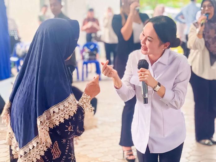 Wujud Kepedulian Amsakar - Li Claudia, 1.245 Lansia Terima Insentif Sebesar Rp 300 ribu - BP Batam