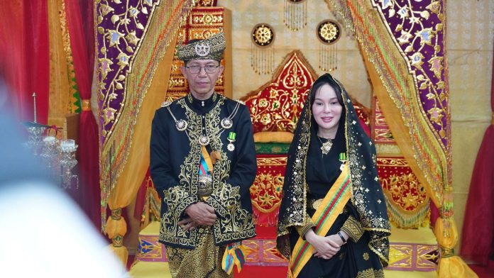 Ditabalkan oleh LAM Kepri Kota Batam, Kepala - Wakil Kepala BP Batam Resmi Bergelar Dato' - BP Batam