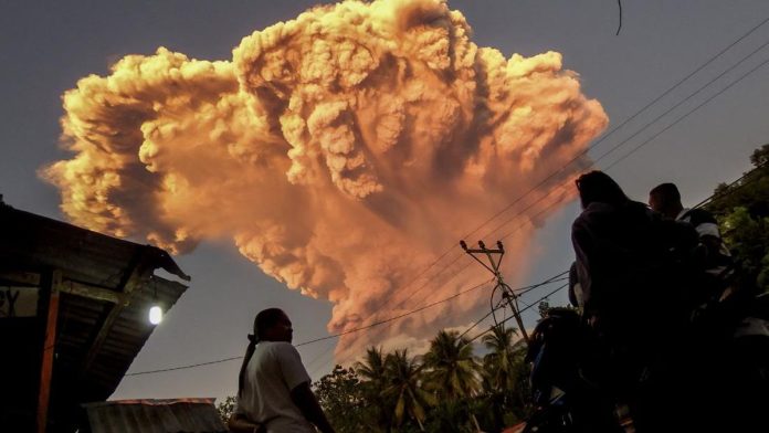 Lewotobi Laki Erupsi Lagi, Semburan Abu 2 Km Disertai Gemuruh Kuat