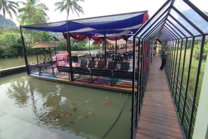 Reys Cafe & Saung Baso Kampung Nila Kawali: Kuliner Sedap di Atas Kolam Budi Daya Ikan