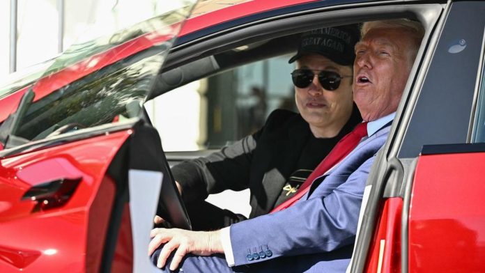 Trump Mau Jual Tesla Buntut Pecah Kongsi dengan Elon Musk