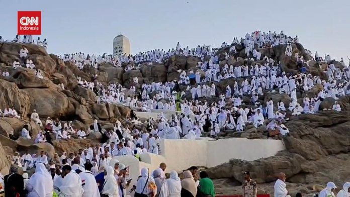 VIDEO: Ribuan Jemaah Padati Jabal Rahmah Untuk Melaksanakan Wukuf