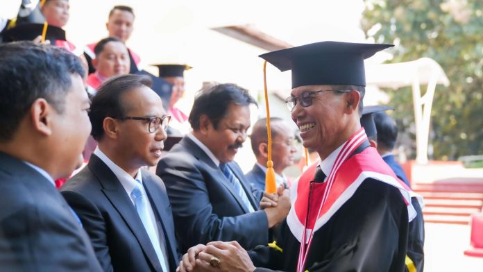Amsakar Achmad Raih Gelar Doktor Ilmu Pemerintahan di IPDN : Berikan Kontribusi Terbaik Bagi Batam - BP Batam