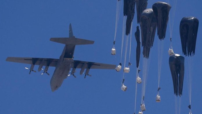 FOTO: Bantuan Kemanusiaan untuk Gaza Diterjunkan Lewat Udara