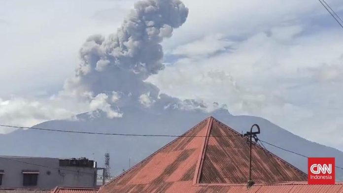 Marapi Erupsi: Letusan Abu 1,6 Km, Rumah di Padang Panjang Bergetar