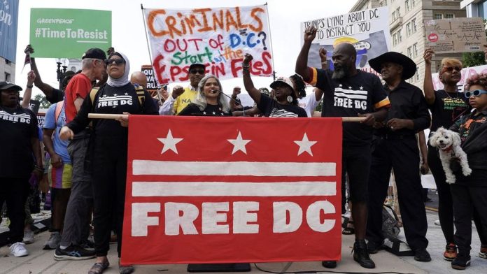 Amarah Warga Tolak Trump Ambil Alih Kepolisian Washington DC