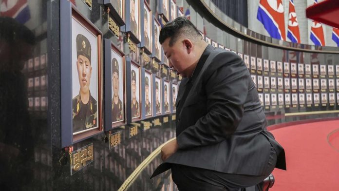 Kala Kim Jong Un Berlutut Depan Potret Tentara Korut Tewas di Rusia