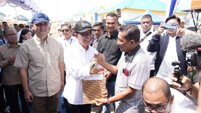 Kepala BP Batam Dampingi Menteri Transmigrasi RI Serahkan 94 SHM ke Warga Rempang - BP Batam