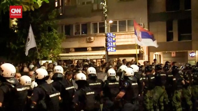 VIDEO: Demo Ricuh di Serbia, Polisi Adang Massa Dekati Parlemen