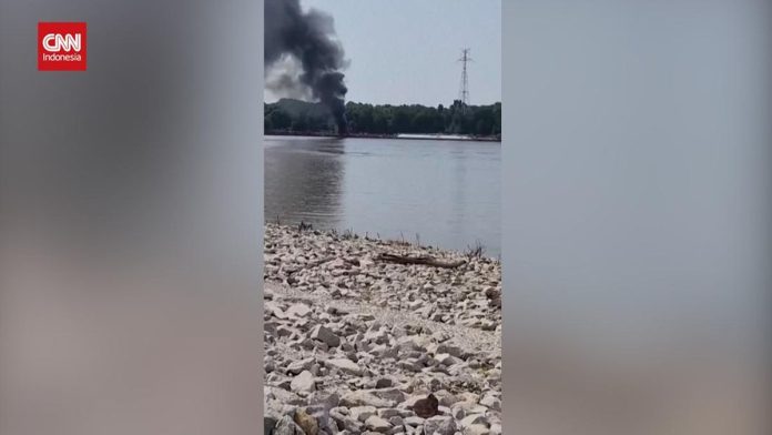 VIDEO: Penampakan Helikopter Jatuh Timpa Kapal Tongkang di AS