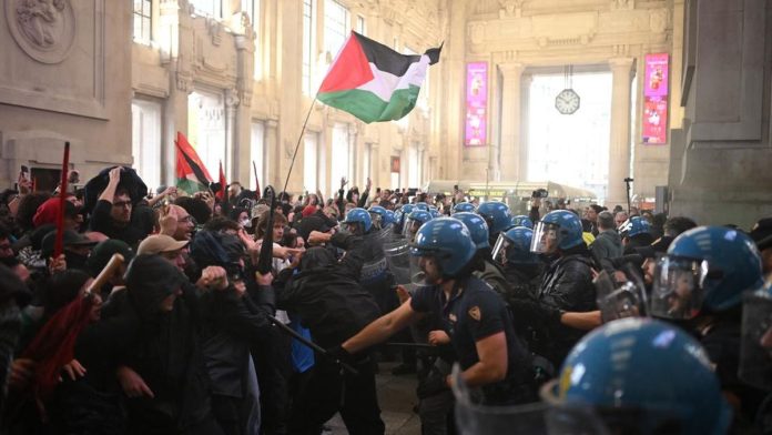 Demo Italia Terbesar di Eropa: 75 Kota, Sekolah hingga Pelabuhan Tutup