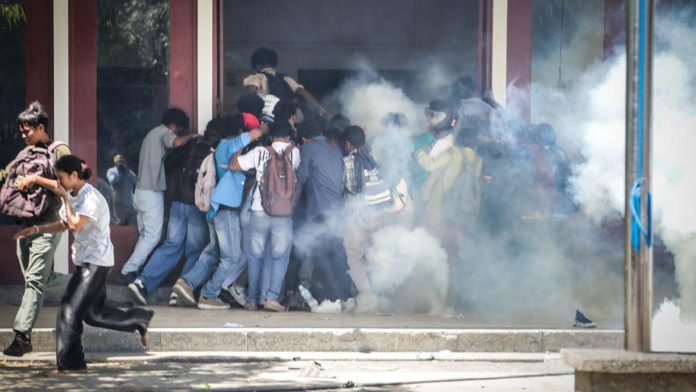 FOTO: Timor Leste Diguncang Demo, Massa Protes Mobil Baru DPR