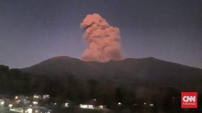 Gunung Marapi Erupsi, Semburkan Kolom Abu hingga 1,2 Km dari Puncak