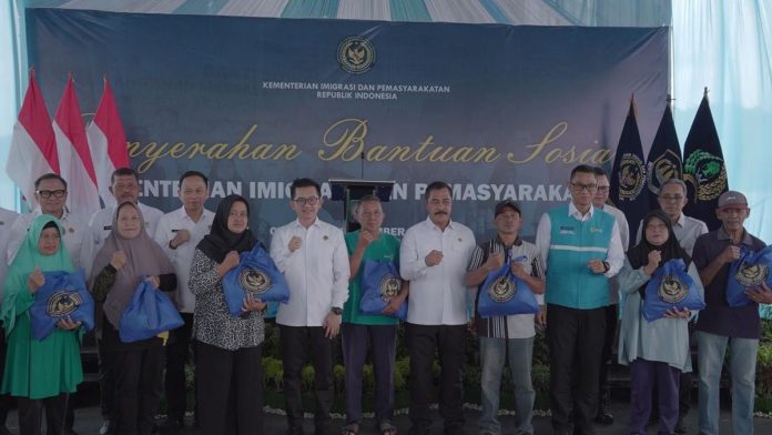 Kemenimipas Salurkan 5.000 Paket Bansos ke Ponpes dan Nelayan Cilacap