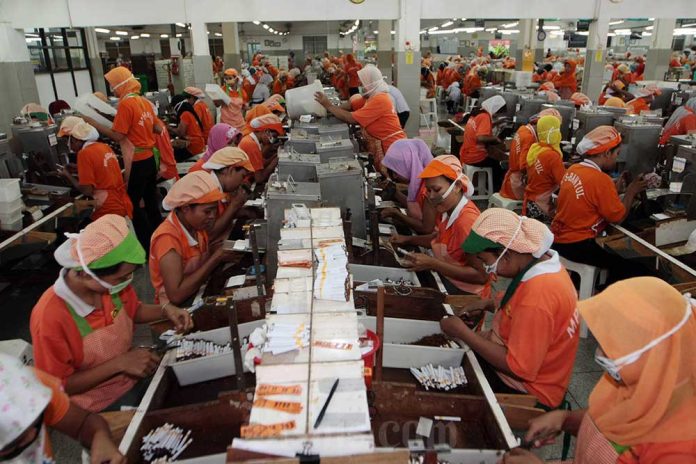 Respons Pengusaha & Buruh soal Badai PHK Industri Rokok