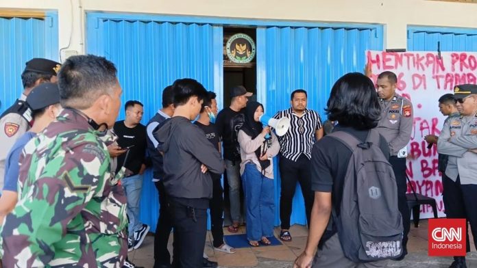Warga Demo SPPG di Makassar Buntut Temuan Belatung di Nampan MBG