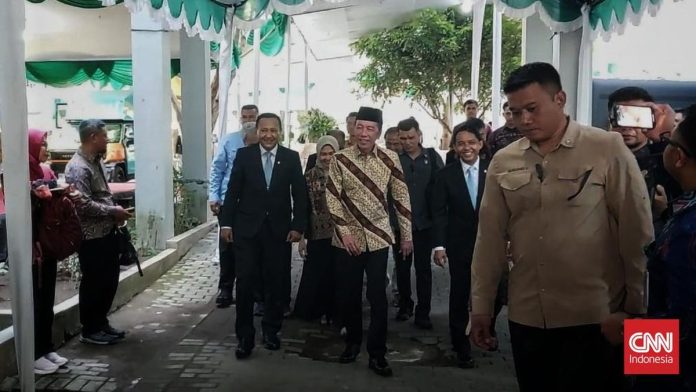 Raja Juli Sapa Wamenhut di Depan Jokowi saat Rapat UGM: Ijazahnya Asli