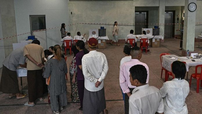 Disebut Cuma 'Sandiwara', Pemuda Absen Nyoblos di Pemilu Myanmar