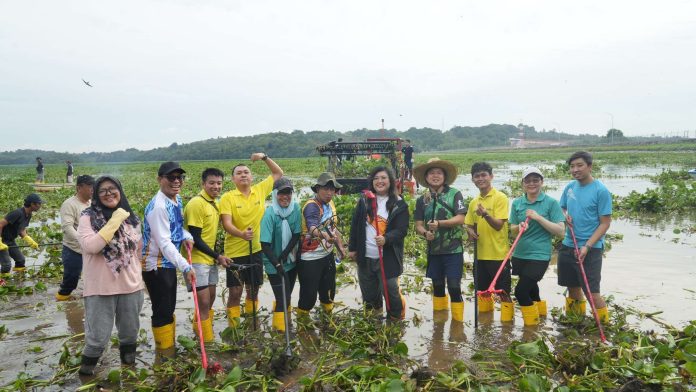 Jaga Kualitas Air, BP Batam bersama Masyarakat Gotong Royong Bersihkan Waduk - BP Batam