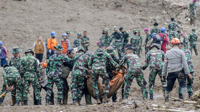 FOTO: 23 Anggota TNI Dilaporkan Hilang Tertimbun Longsor Cisarua