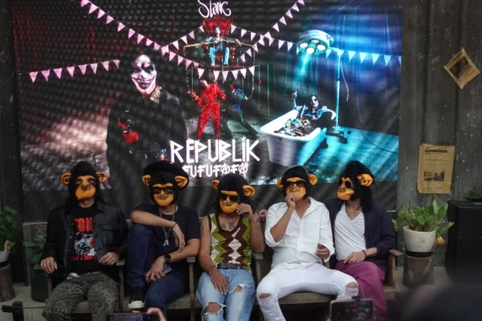 Aksi Teatrikal Slank Saat Rilis Album Penuh Kritik Sosial Bertajuk Republik Fufufafa