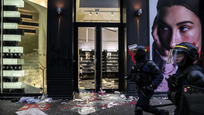 FOTO: Prancis Diguncang Demo, Toko Apple hingga Foot Locker Dijarah
