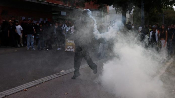 Tangan Remaja Prancis Putus Kena Granat Polisi saat Ikut Demo Pelajar